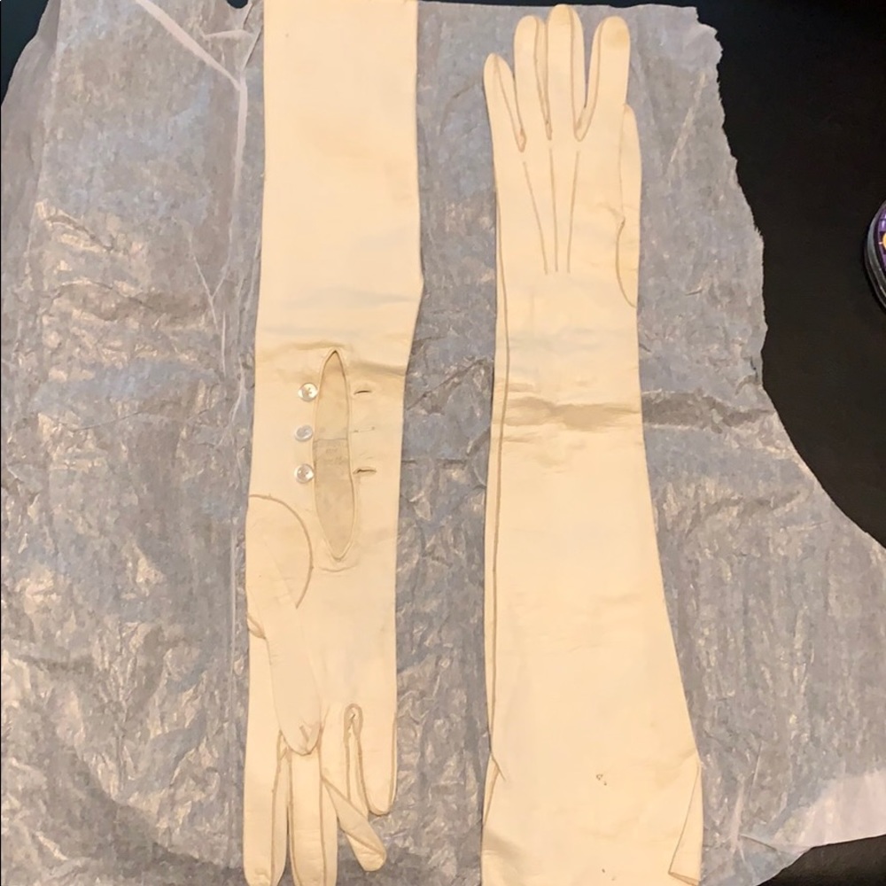 Vintage white leather gloves